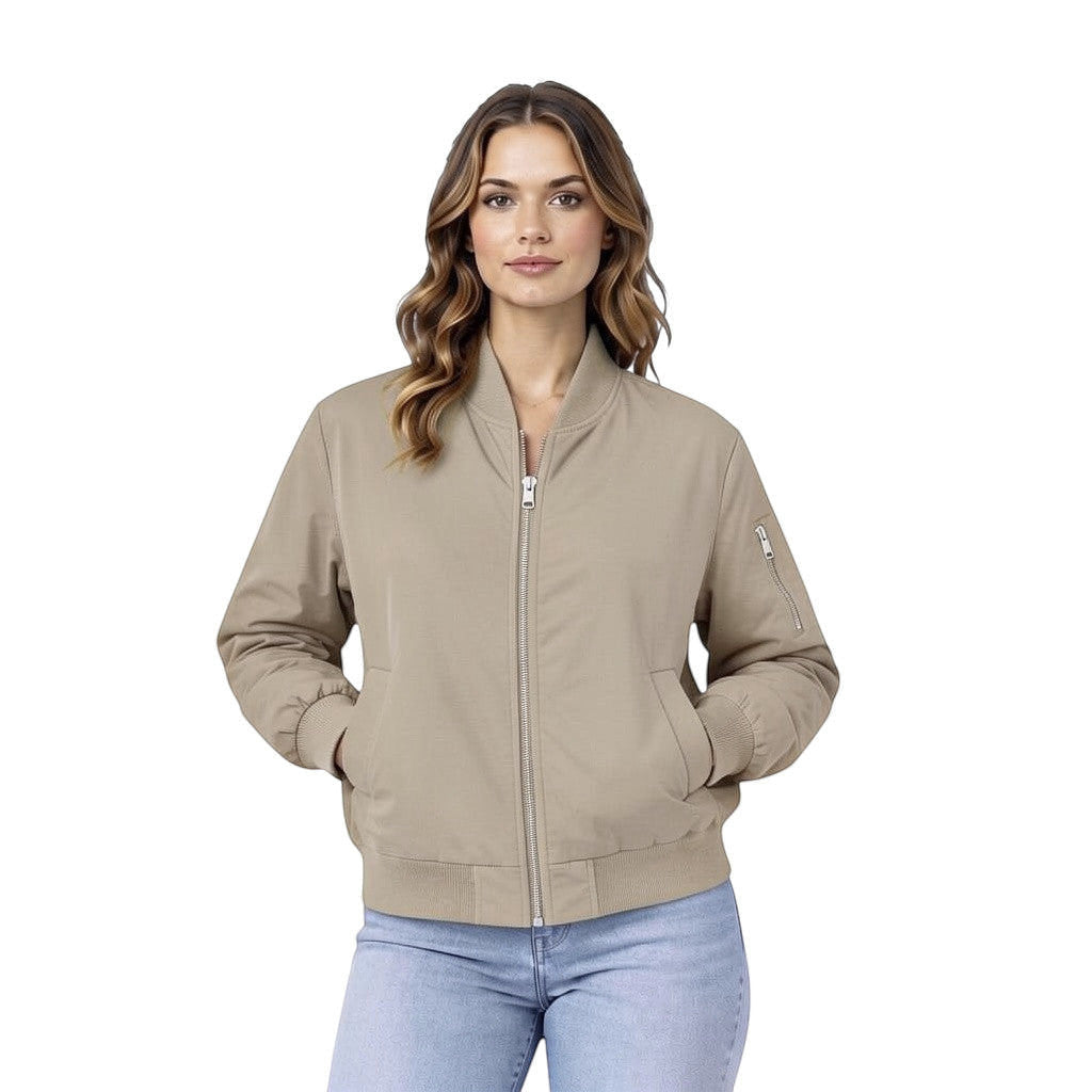 Style Touch Bomberjacke in Beige mit Reißverschluss, gerippten Bündchen und Ärmeltasche an einem Model