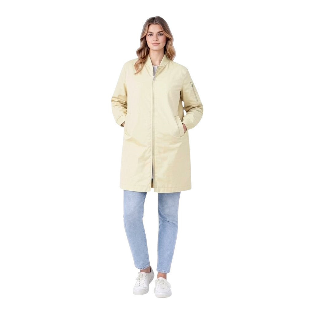 Style Touch mittellange beigefarbene Bomberjacke mit Reißverschluss an einer Frau in Jeans und weißen Sneakern