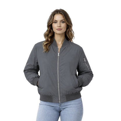 Style Touch Bomberjacke in Dunkelgrau mit Reißverschluss und Rippbündchen an einer Frau vor weißem Hintergrund