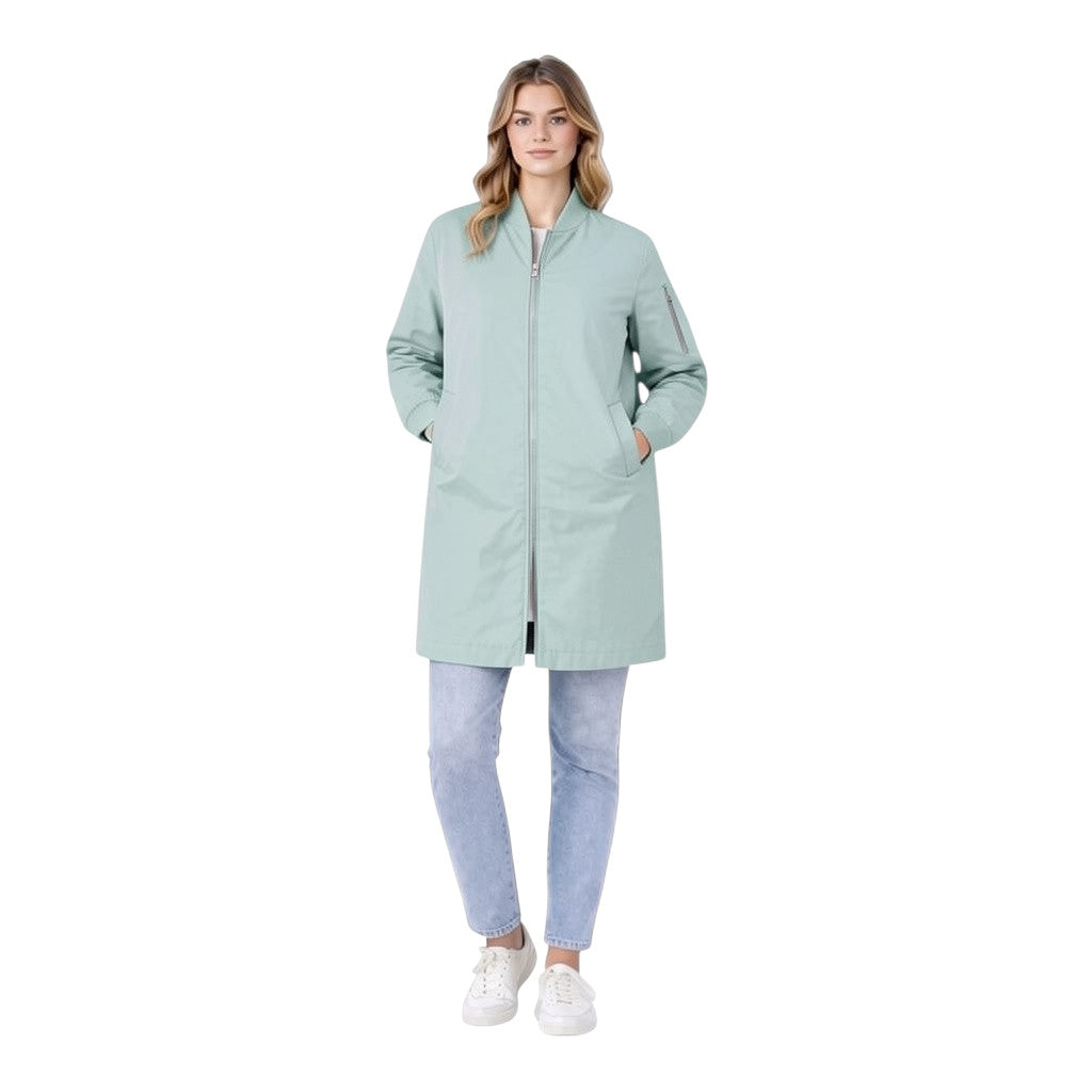 Style Touch Bomberjacke in Mintgrün mit Reißverschluss, mittellang geschnitten an einem Model mit Jeans und Sneakern.