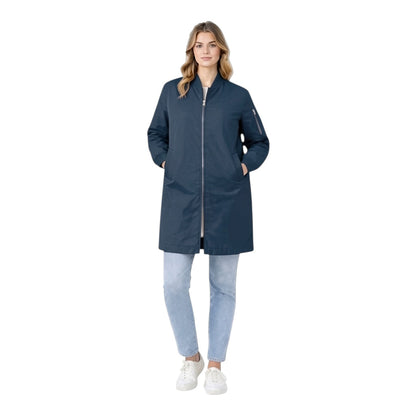 Style Touch mittellange Bomberjacke in Dunkelblau mit Reißverschluss, getragen von einer Frau mit Jeans und Sneakern