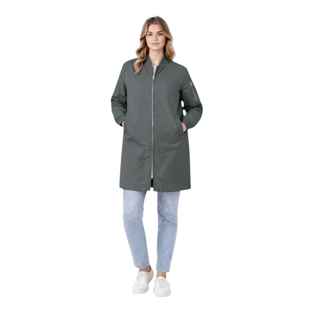 Style Touch mittellange Bomberjacke in Dunkelgrau mit Reißverschluss, getragen von einem Model mit Jeans und Sneakern.
