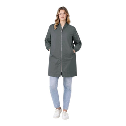 Style Touch mittellange Bomberjacke in Dunkelgrau mit Reißverschluss, getragen von einem Model mit Jeans und Sneakern.