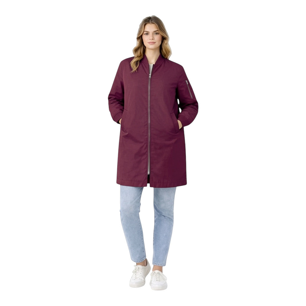Style Touch mittellange Bomberjacke in Dunkelrot mit Reißverschluss, getragen von einem Model mit Jeans und Sneakern.