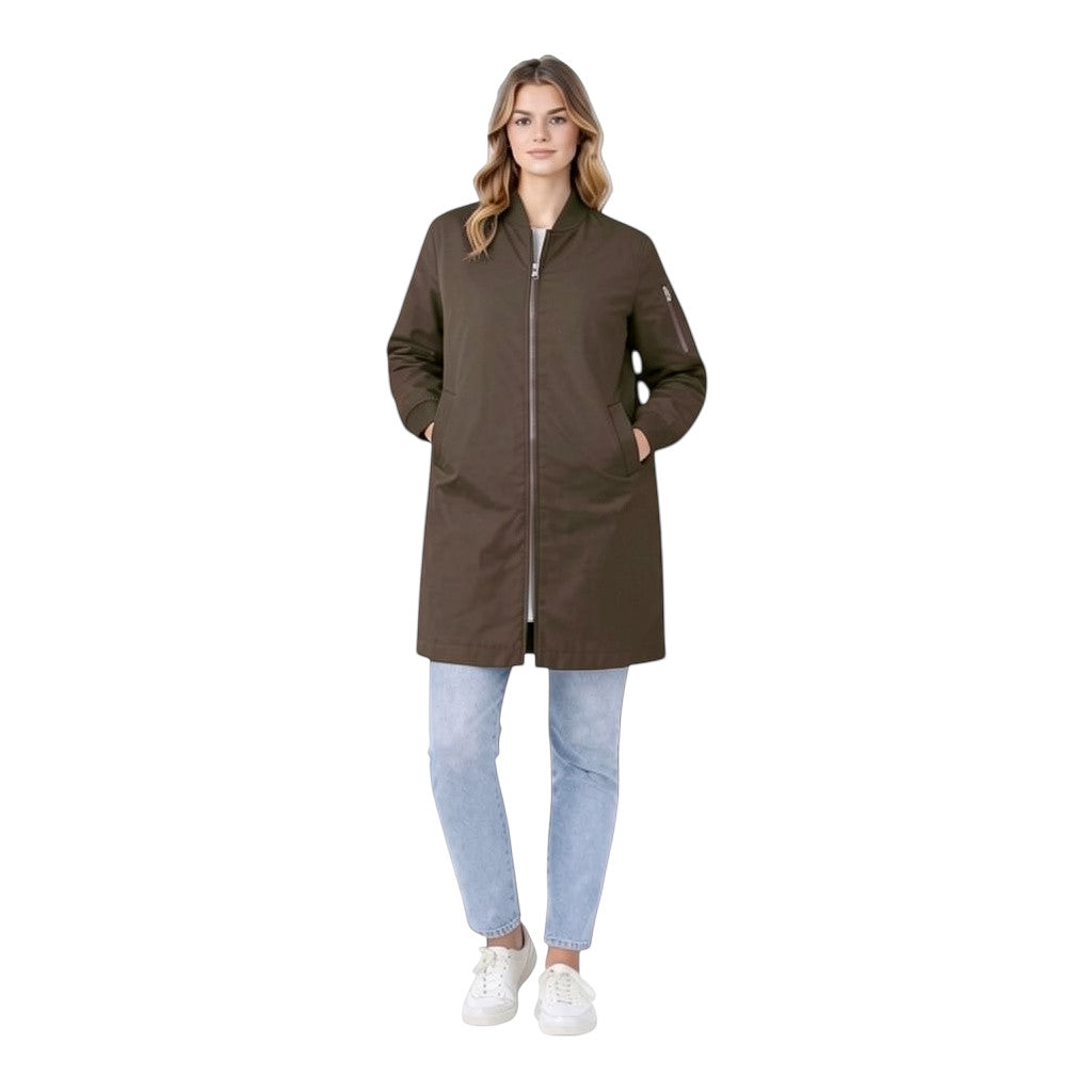 Style Touch mittellange Bomberjacke in Olivgrün mit Reißverschluss, getragen von einem Model mit Jeans und Sneakern.