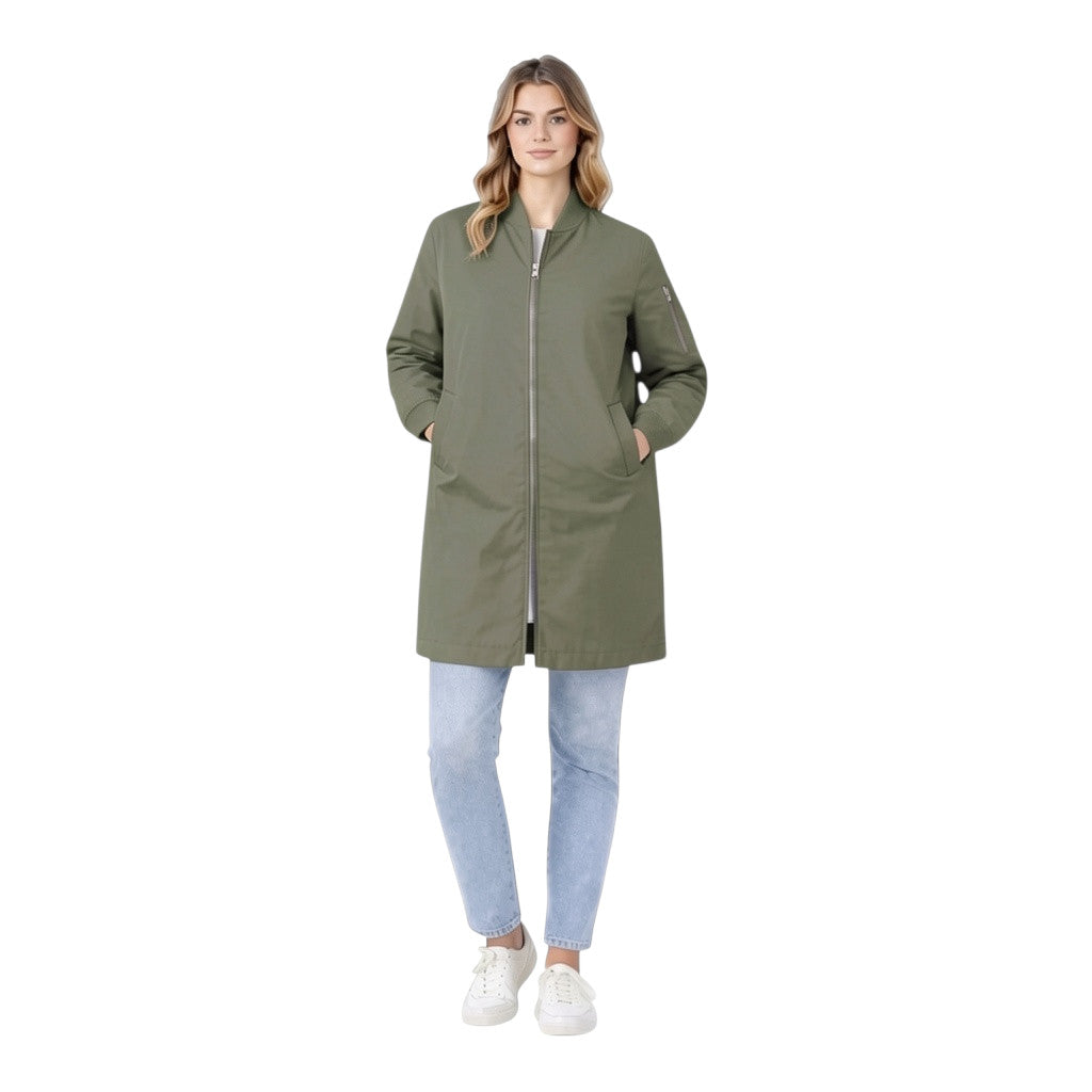 Style Touch mittellange Bomberjacke in Olivgrün mit Reißverschluss, getragen von einer Frau mit Jeans und Sneakern