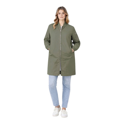 Style Touch mittellange Bomberjacke in Olivgrün mit Reißverschluss, getragen von einer Frau mit Jeans und Sneakern