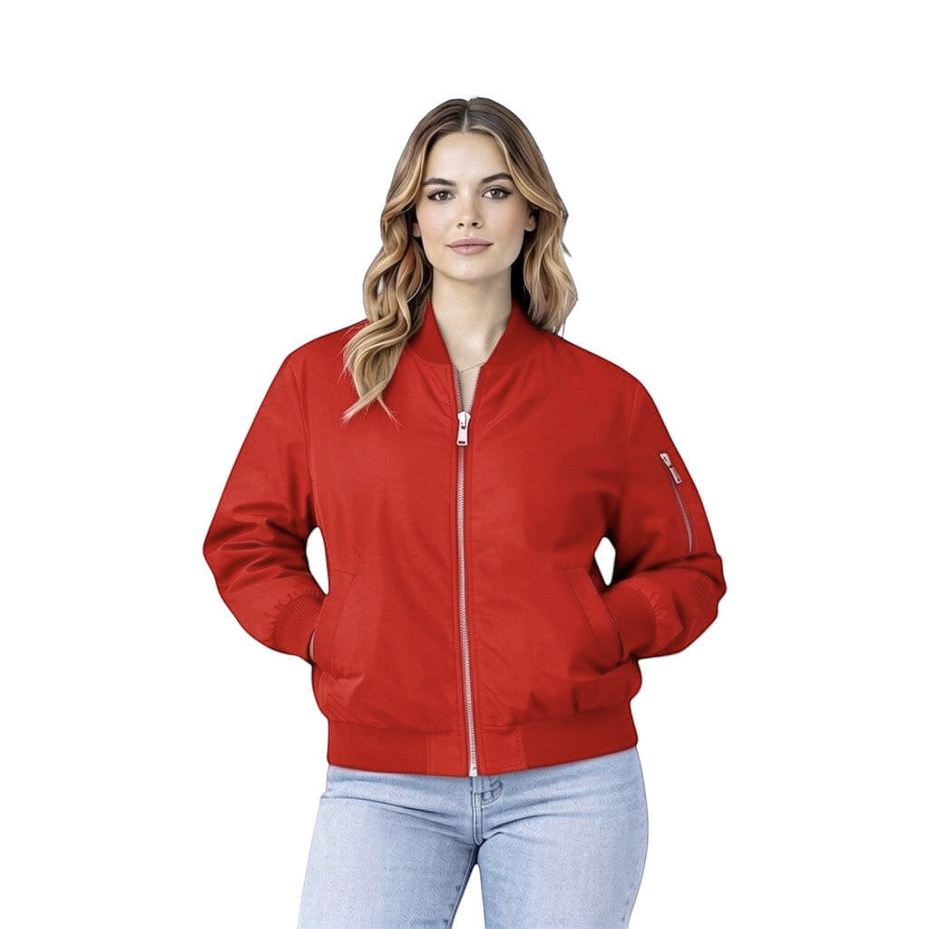 Frau trägt eine rote Style Touch Bomberjacke mit Reißverschluss und gerippten Bündchen vor weißem Hintergrund