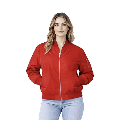Frau trägt eine rote Style Touch Bomberjacke mit Reißverschluss und gerippten Bündchen vor weißem Hintergrund