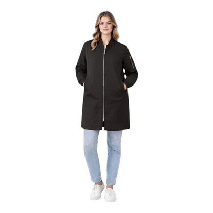 Style Touch mittellange schwarze Bomberjacke mit Reißverschluss an einer Frau in Jeans und weißen Sneakern