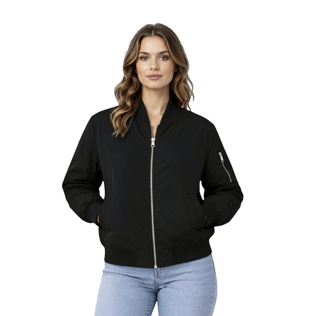 Style Touch Bomberjacke in Schwarz mit Reißverschluss und Rippbündchen an einer Frau