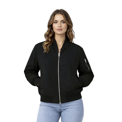 Style Touch Bomberjacke in Schwarz mit Reißverschluss und Rippbündchen an einer Frau